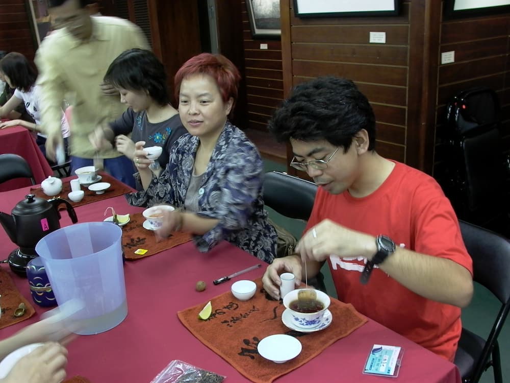 Pouring Technique Affects Flavor: How to Add Water When Brewing Tea