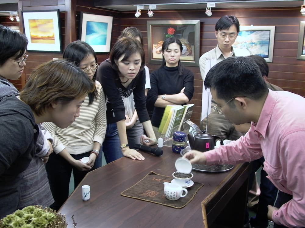 Brewing High Mountain Oolong Right: Why Porcelain Beats Yixing Clay